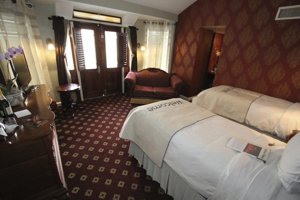 american_queen_room-504-1.jpg