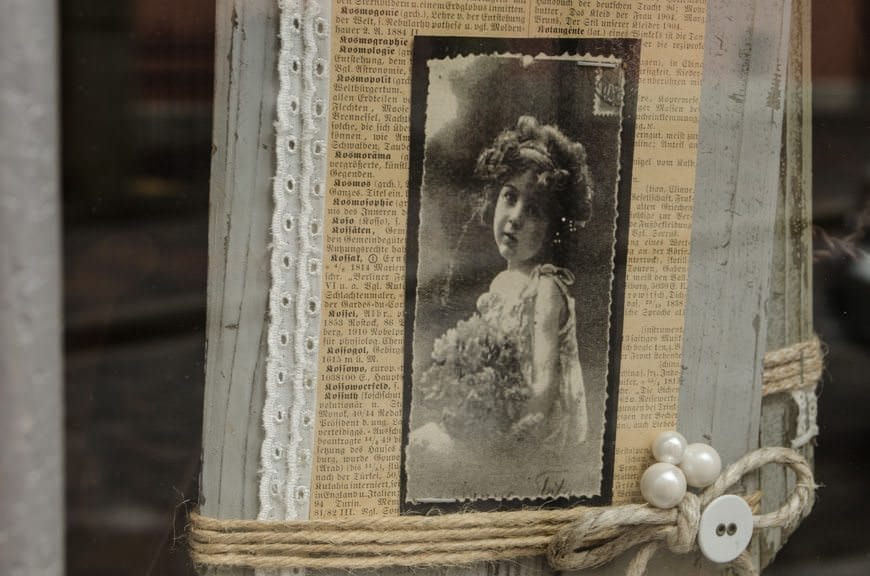 The displays in the windows of European shops never fail to fascinate me. Photo ©  2015 Aaron Saunders