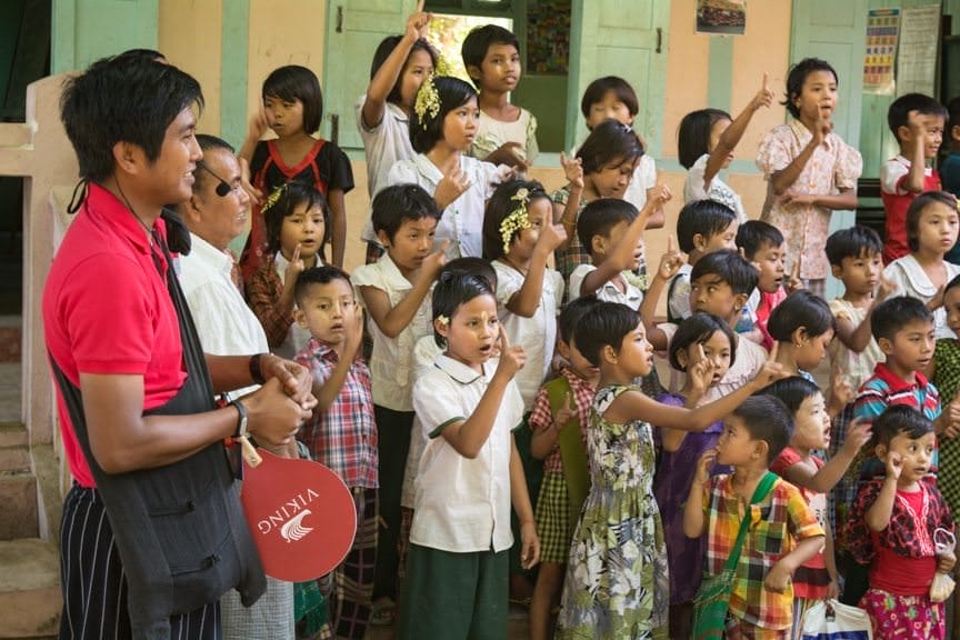 The local schookids sing for us. Photo © 2015 Aaron Saunders