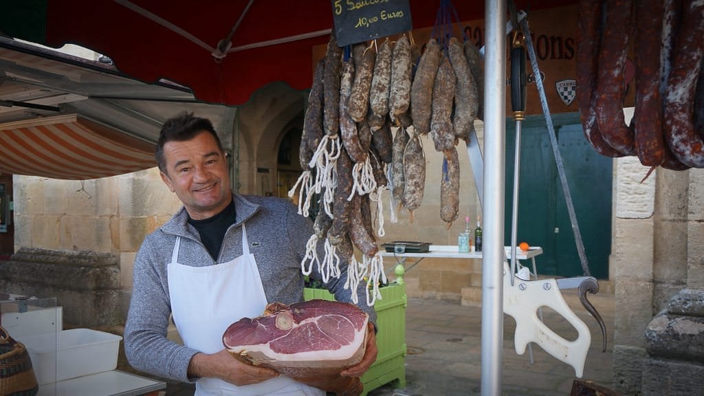 Friendly folks at the Bazas market were happy to chat or 'ham it up' for photos. © 2016 Monica Frisk