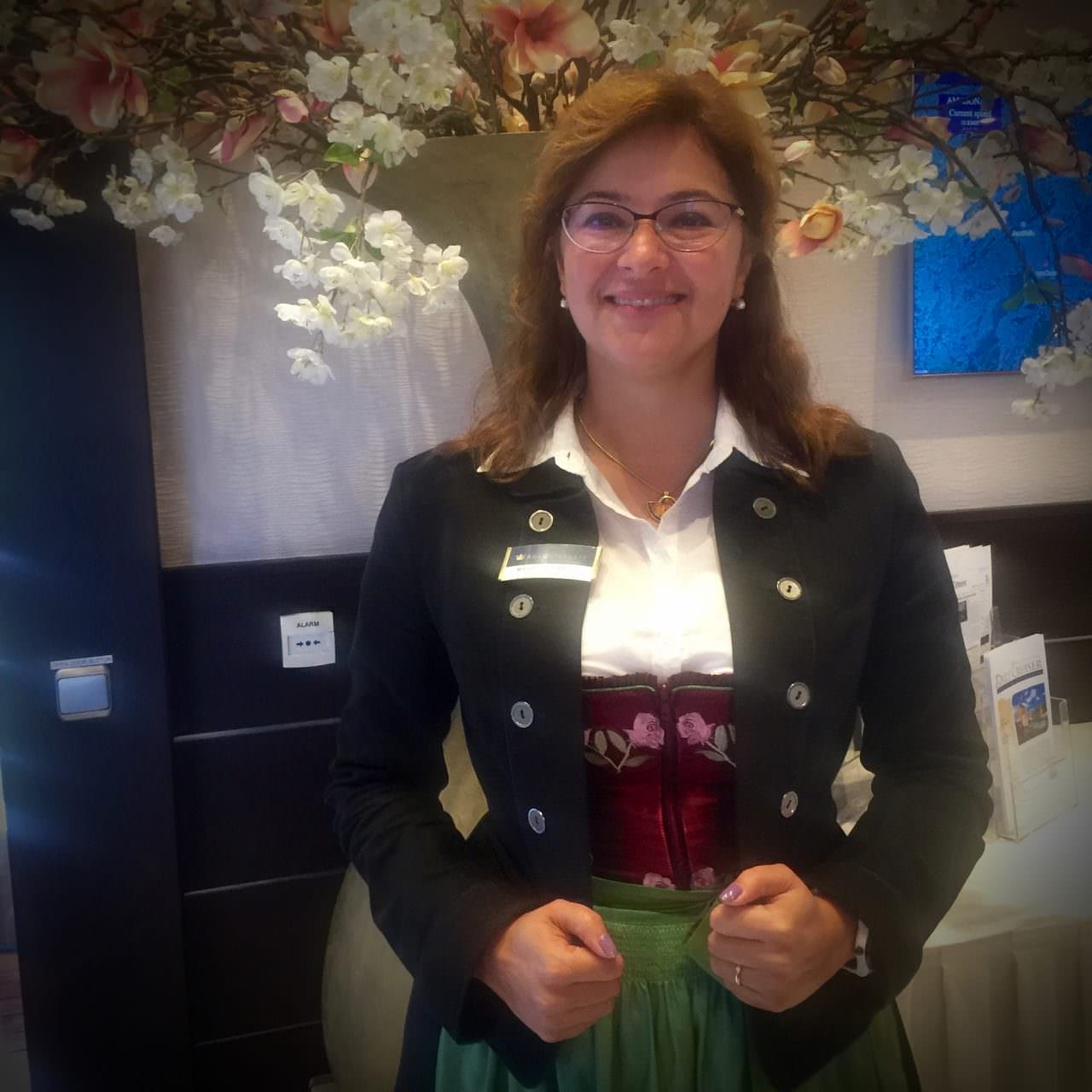Maddy, our cruise director. © 2016 Ralph Grizzle
